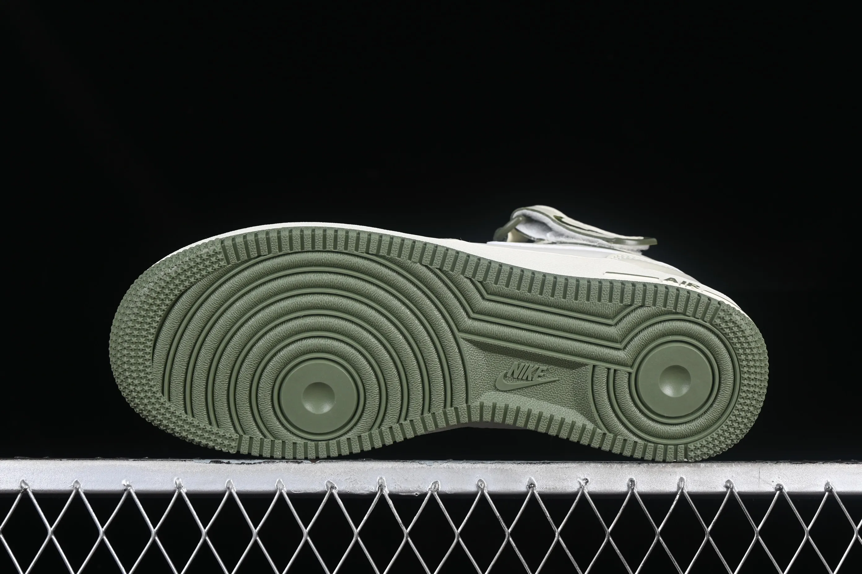 All categories Nk Air Force 1 Air Force series Nk Air Force 1 Mid Air Force mid-top Nk Air Force 1'07 Mid green pearlescent small hook Air Force One mid-top casual sneakers SG2356-805